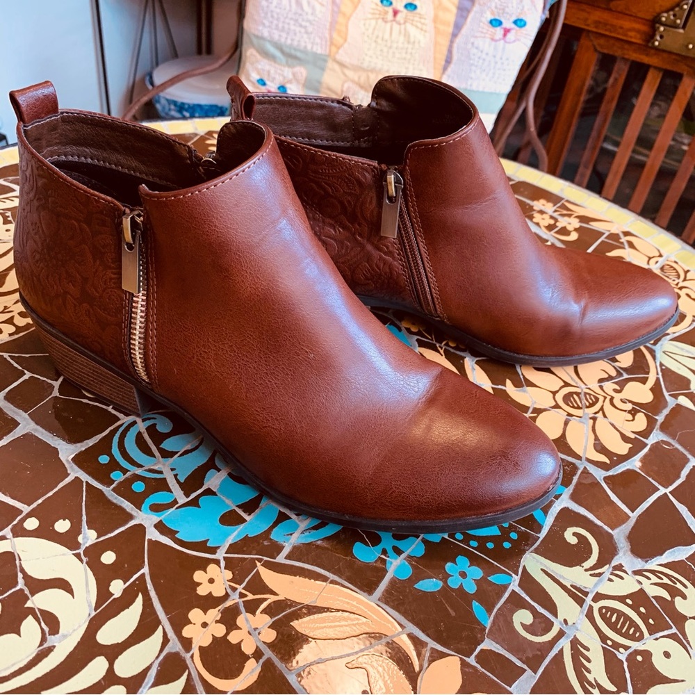 EMBOSSED ANKLE BOOT Sz:11